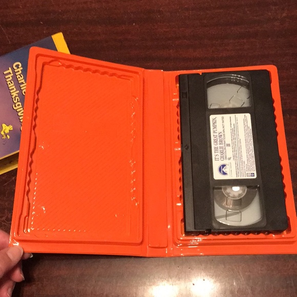 2 VHS tapes Charlie Brown Thanksgiving and Great Pumpkin - Picture 4 of 8